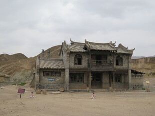 沙漠中的古老中式建筑