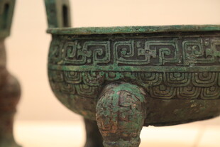 古代青铜鼎特写