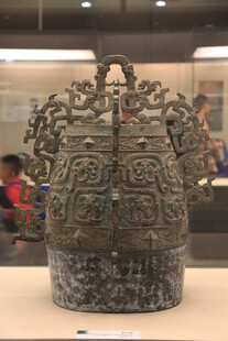 古代精美青铜编钟展示