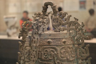 精美古代青铜钟