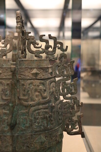 精美古代青铜器皿