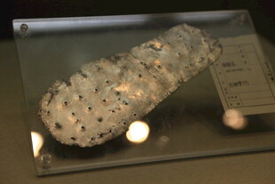 古代银质铠甲展品
