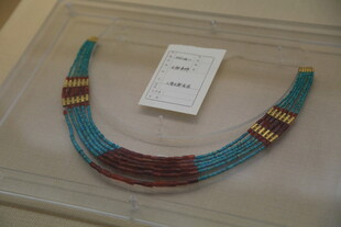 古代多彩串饰文物展示