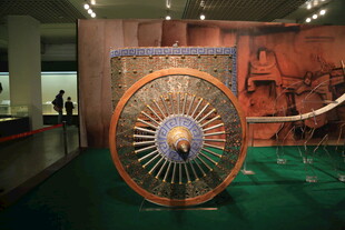 古代精美车轮文物展示