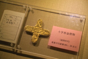 金十字饰品展示