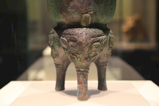 青铜兽形三足古代器物