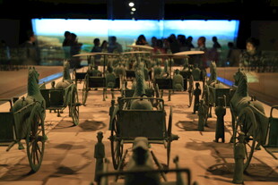 兵马俑阵列展示壮观景象