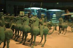 古代骑兵陶俑展示场景
