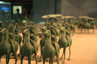 古代青铜骑兵俑阵列