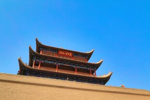 古城楼上的中式传统建筑