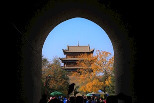透过拱门望古楼秋景