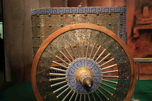 古代精美车轮文物展示