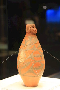 古代彩绘陶瓶展示