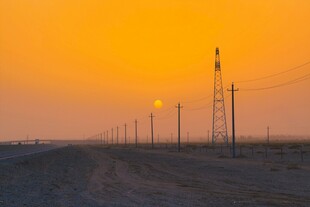 夕阳下的旷野输电线路