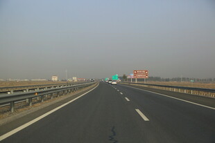 宽阔公路上的行驶景象