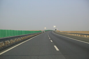 宽阔公路延伸向远方