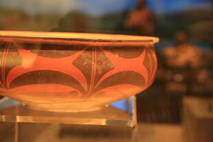 精美彩陶盆展示