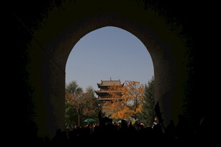 透过拱门看古建筑景观