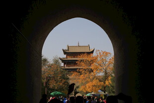 透过拱门看古建秋景