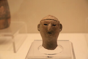 古代陶制人头像展品
