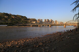 河畔城市风光美景
