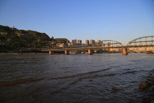 河畔桥梁风景
