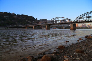 河畔桥梁风景