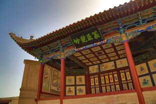 中式古建屋檐下的精美景致