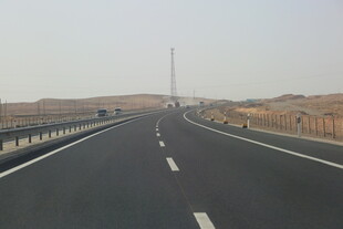 空旷公路伸向远方
