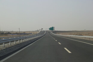 空旷公路延伸向远方
