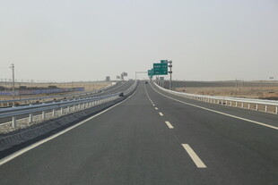 宽阔高速公路远景