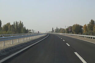 宽阔公路延伸向远方