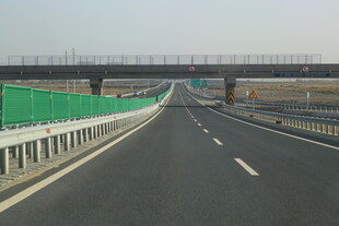 宽阔公路与远处桥梁景观