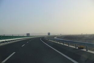 空旷高速公路远景