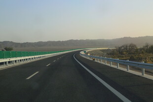 宽阔公路延伸向远方