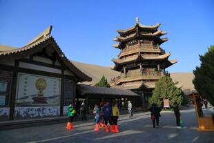 古寺旁的多层塔楼景观