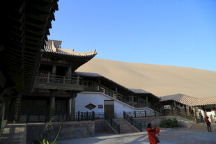 敦煌月牙泉畔古建筑景观