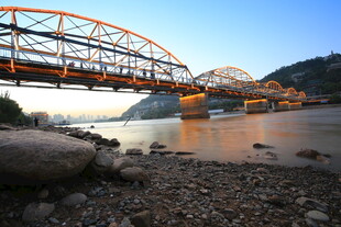 黄昏下的跨河大桥美景