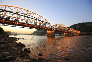 夕阳下的跨江大桥美景