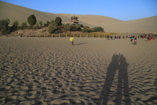 沙漠中人群与沙海景观