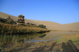沙漠中的湖水与古朴建筑