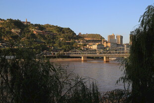 河畔山城风光