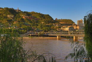 河畔村落美景