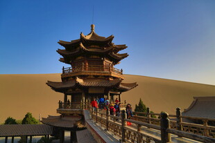 沙漠中的古朴楼阁