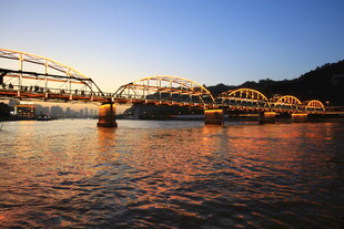夕阳下的桥梁横跨波光水面