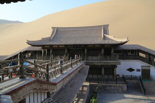 沙漠中的中式古建筑景观