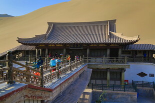 沙漠中的中式古建筑景观