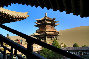 沙漠中的中式古建筑景观