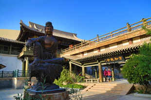 古建前的威武雕像