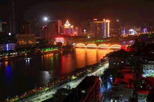 城市璀璨夜景河畔风光